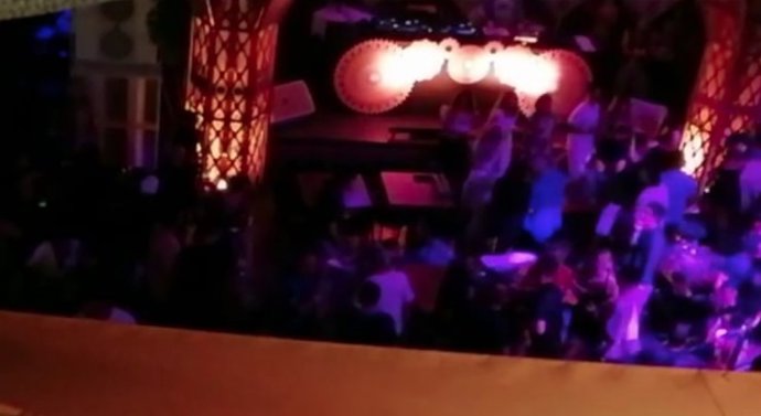 Gente bailando en el local de Ibiza denunciado.