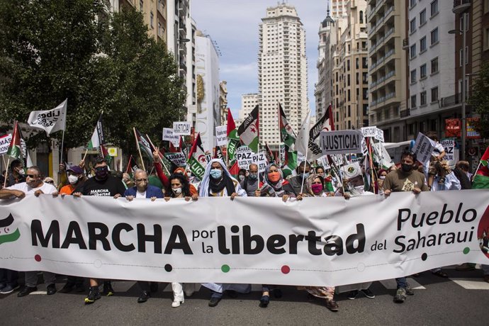 Archivo - Varias personas con una pancarta de la marcha por la libertad, durante una manifestación por la libertad del Pueblo Saharaui, en la Gran Vía, a 19 de junio de 2021, en Madrid (España). La protesta comenzará en la Plaza de España y llegará hast