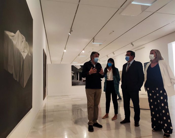 El Centro Cultural CajaGranada acoge una selección de obras con el 'blanco y negro' como hilo conductor