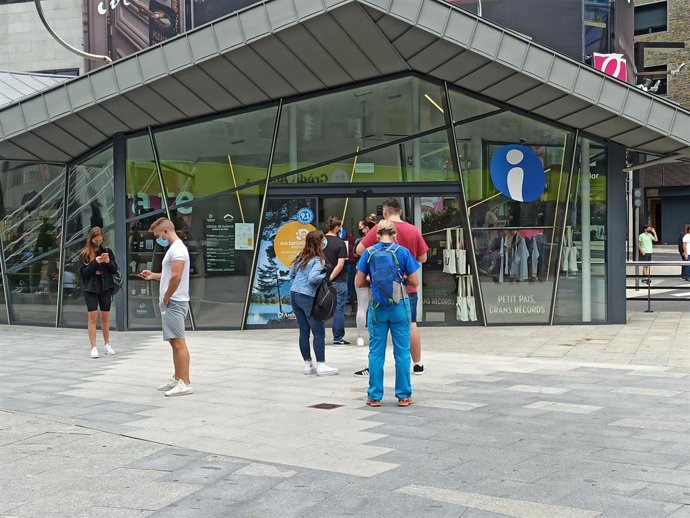 Turistas y excursionistas haciendo cola para entrar en la oficina de información turística de Andorra la Vella.