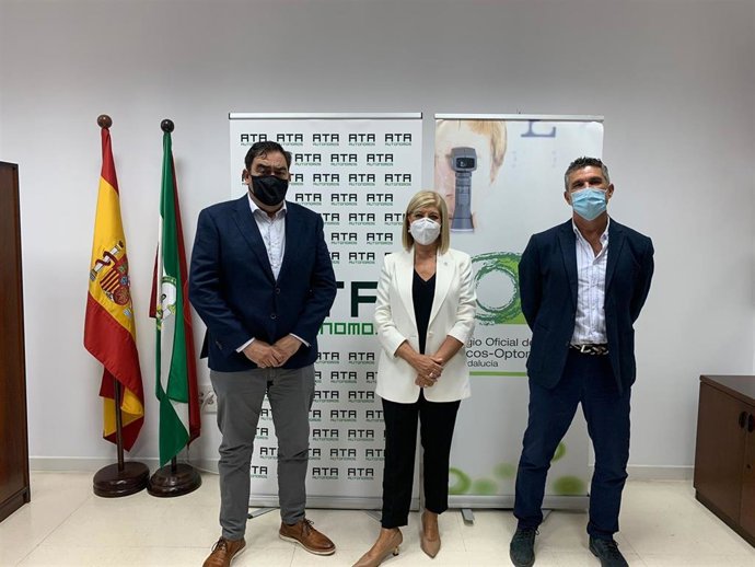 Firma del convenio de colaboración entre el Colegio Oficial de Ópticos-Optometristas de Andalucía y ATA-A