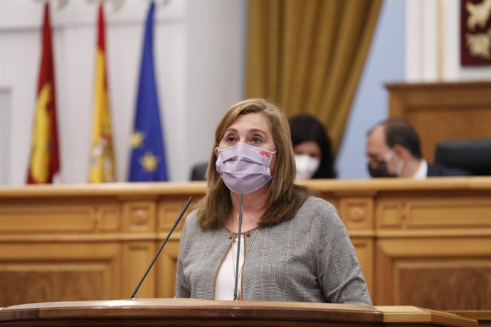 Archivo - La consejera de Educación, Cultura y Deportes, Rosa Ana Rodríguez, en las Cortes, en foto de archivo