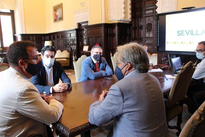 Cabrera, en la reunión con los hosteleros celebrada en el Ayuntamiento.