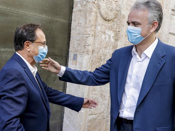 El conseller de Hacienda y Modelo Económico de la Generalitat Valenciana, Vicent Soler (i), y el vicepresidente segundo de la Generalitat Valenciana y conseller de Vivienda y Arquitectura Bioclimática, Héctor Illueca (d).