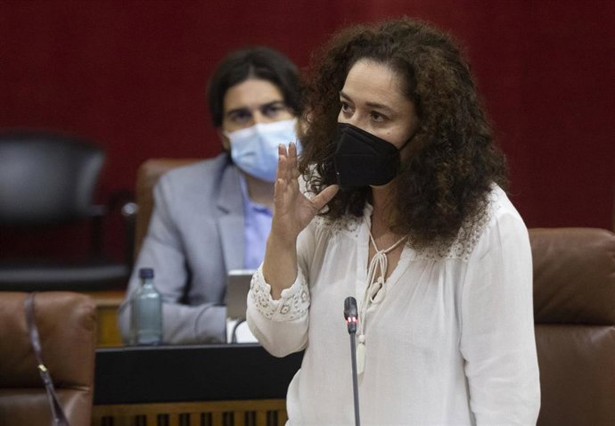 La portavoz del grupo parlamentario Unidas Podemos, Inmaculada Nieto, durante su intervención en la sesión de control al Gobierno en la segunda jornada del Pleno del Parlamento de Andalucía. A 16 de septiembre de 2021, en Sevilla (Andalucía, España).