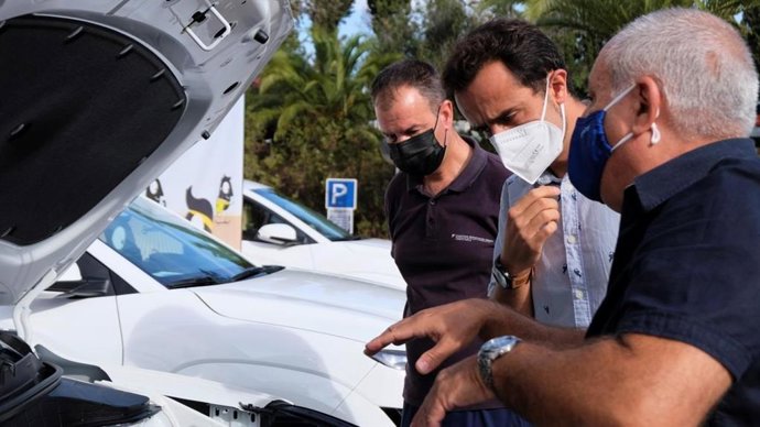 El conseller de Movilidad e Infraestructuras, Iván Sevillano, durante la presentación de los cuatro coches eléctricos que incorporan al departamento.