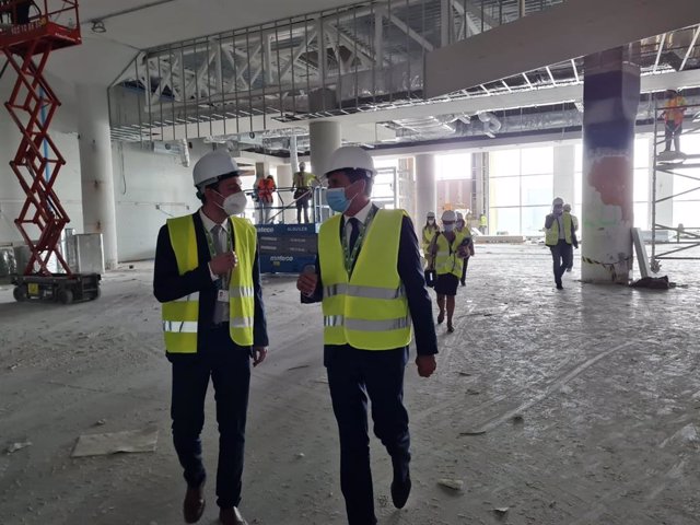 Fernández y Millanes visitan las obras del aeropuerto hispalense.