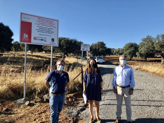 Silvia Mellado (centro) y Francisco Ángel Sánchez en uno de los caminos en los que ha intervenido la Diputación en Fuente Obejuna.