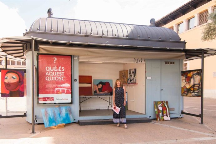 El Quiosco de PalmaActiva con una muestra de las obras de la pintora Gloria Mendarozqueta.