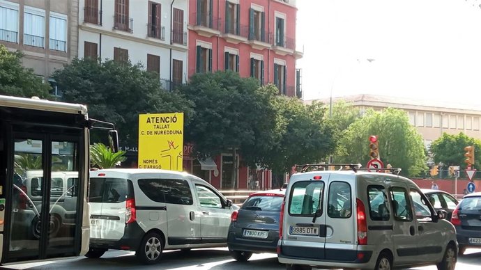 Archivo - Vehículos en una calle céntrica de Palma.