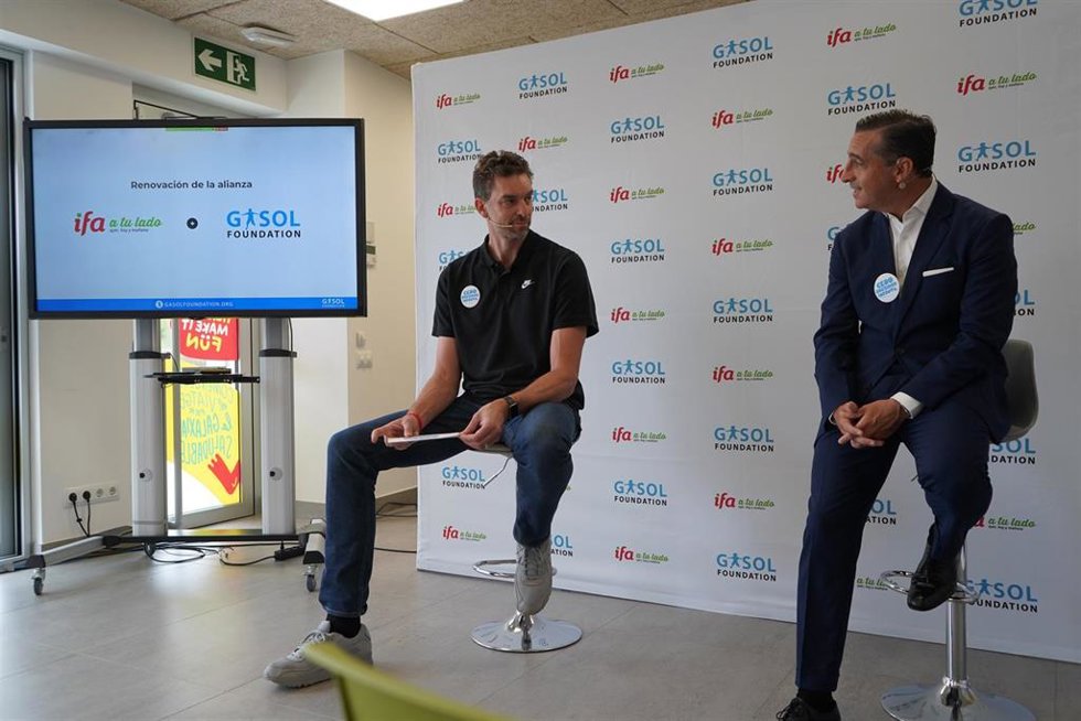 El presidente de la Gasol Foundation, Pau Gasol, con el director general de IFA, Juan Manuel Morales