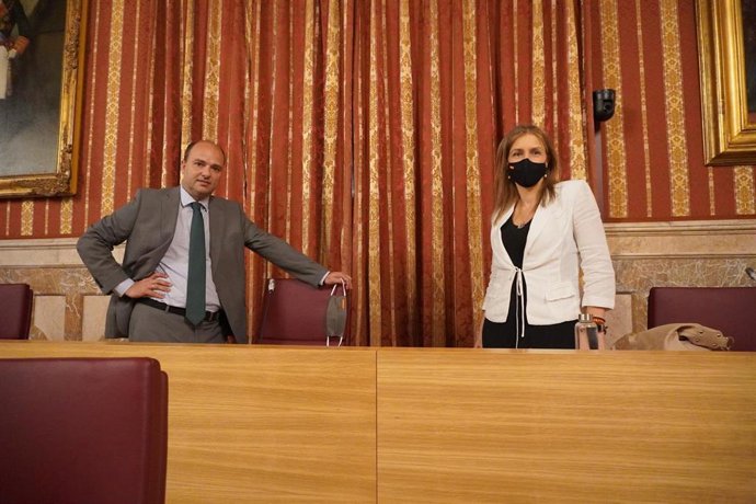 Archivo - Gonzalo García de Polavieja, portavoz adjunto de Vox, junto a la presidenta del Grupo Municipal, en foto de archivo.
