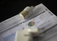 OCU calcula que las medidas del Gobierno rebajarán entre 25 y 28 euros al mes la factura eléctrica