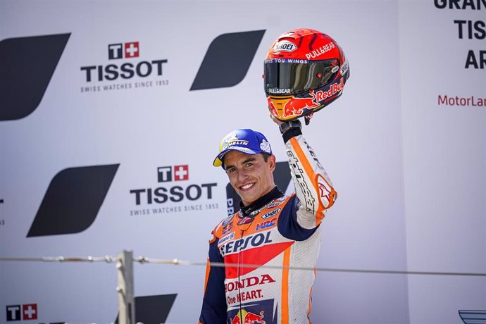 Marc Márquez celebra su segunda posición en el podio del Gran Premio de Aragón 2021