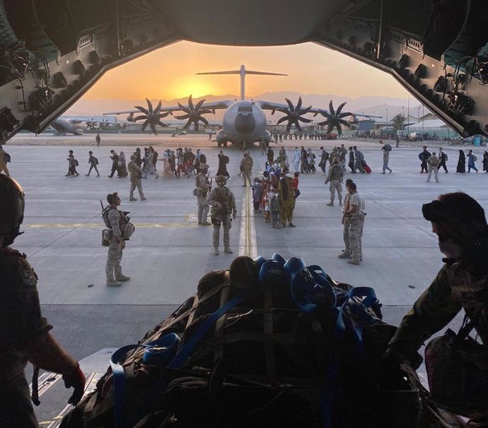 Archivo - Un avión A400M de Defensa realizando la evacuación de afganos en Kabul