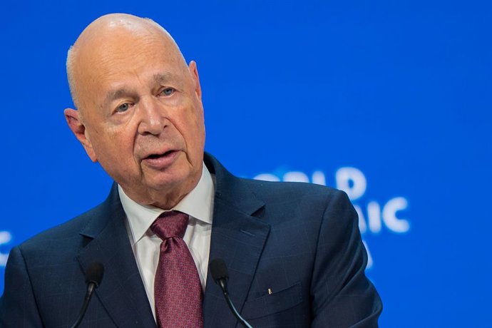 Archivo - HANDOUT - 23 January 2020, Switzerland, Davos: Executive Chairman of the World Economic Forum Klaus Schwab speaks during the plenary session of UN Secretary-General Antonio Guterres at the 50th World Economic Forum annual meeting. Photo: Boris