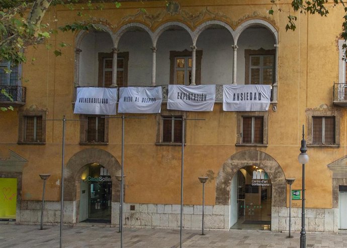 Archivo - Parte de la exposición 'Exposades per invisibles. Afectes i aliances entorn a lart' en la fachada del Casal Solleric.