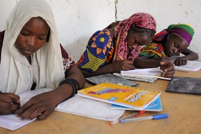 Archivo - Niñas estudiando en Chad