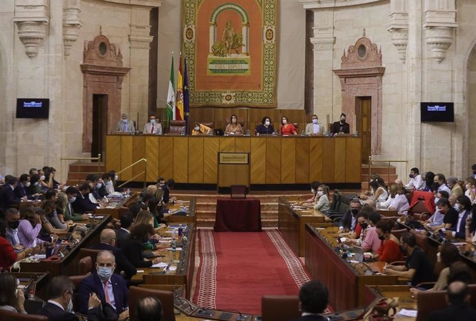 El Pleno del Parlamento andaluz recupera la presencialidad total de sus diputados por primera vez en la pandemia de Covid-19.