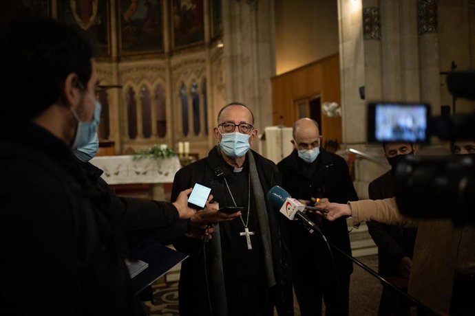Archivo - El cardenal arzobispo Juan José Omella, ofrece declaraciones a los medios de comunicación tras presidir la misa por San Francisco de Sales, patrón de los periodistas, cuya festividad fue ayer, en la parroquia del santo en Barcelona, Catalunya 