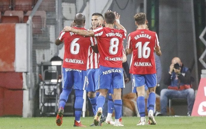 Jugadores del Sporting celebran un gol en El Molinón