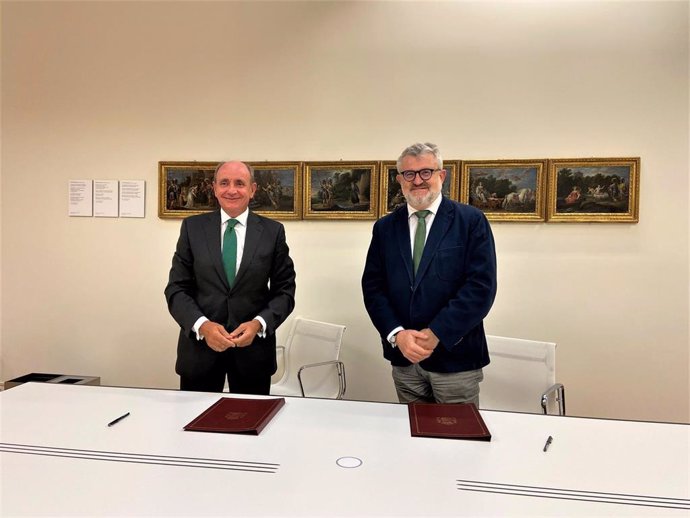 Ramón Castresana, director de la Fundación Iberdrola España y Miguel Falomir, Director de El Museo de El Prado, en la firma de un convenio