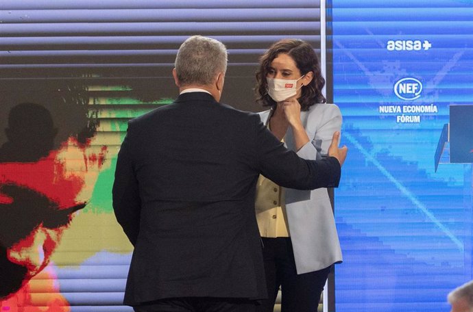 El presidente de Colombia, Iván Duque, abraza a la presidenta de la Comunidad de Madrid, Isabel Díaz Ayuso, en un encuentro de Fórum América.