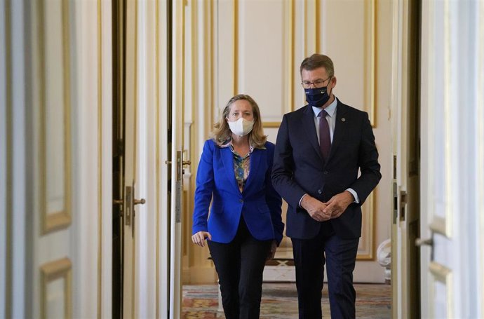 La vicepresidenta primera del Gobierno y ministra de Asuntos Económicos y Transformación Digital, Nadia Calviño y el presidente de Galicia, Alberto Núñez Feijoo, a su llegada a la rueda de prensa, después de su reunión, en el Pazo de Raxoi, sede de la P
