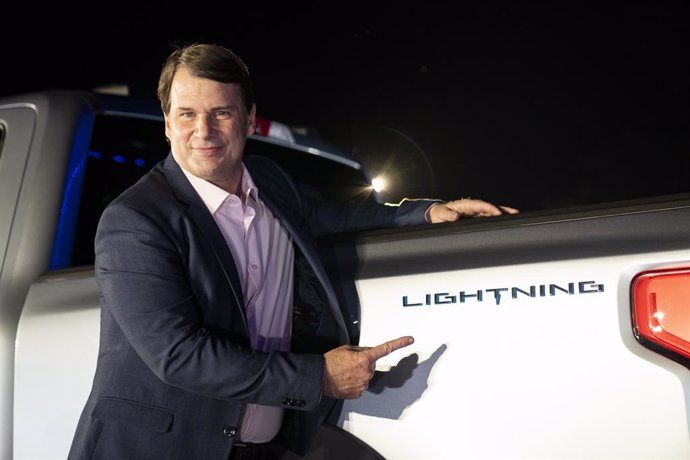 Archivo - Jim Farley, director ejecutivo de Ford, junto al F-150 Lightning 