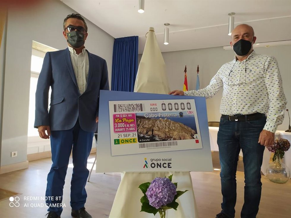 Presentación del cupón dedicado al cabo Fisterra en un acto en el que han participado el alcalde del municipio, José Marcote, y el delegado de la ONCE en Galicia, Manuel Martínez Pan