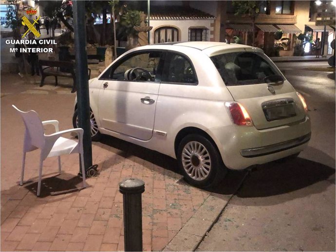 El coche que arrolló las mesas de la terraza de un local de Xbia para atropellar a un cliente