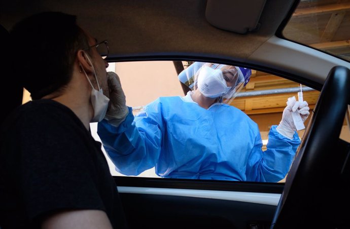 Archivo - Una trabajadora sanitaria realiza una prueba de coronavirus a un ciudadano en Italia