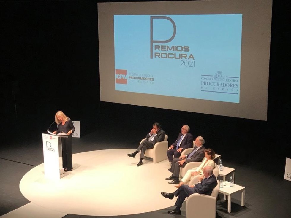 El Consejo General de Procuradores entrega los premios 'Convivencia y Tolerancia' a Carmen Calvo e Isabel Díaz Ayuso