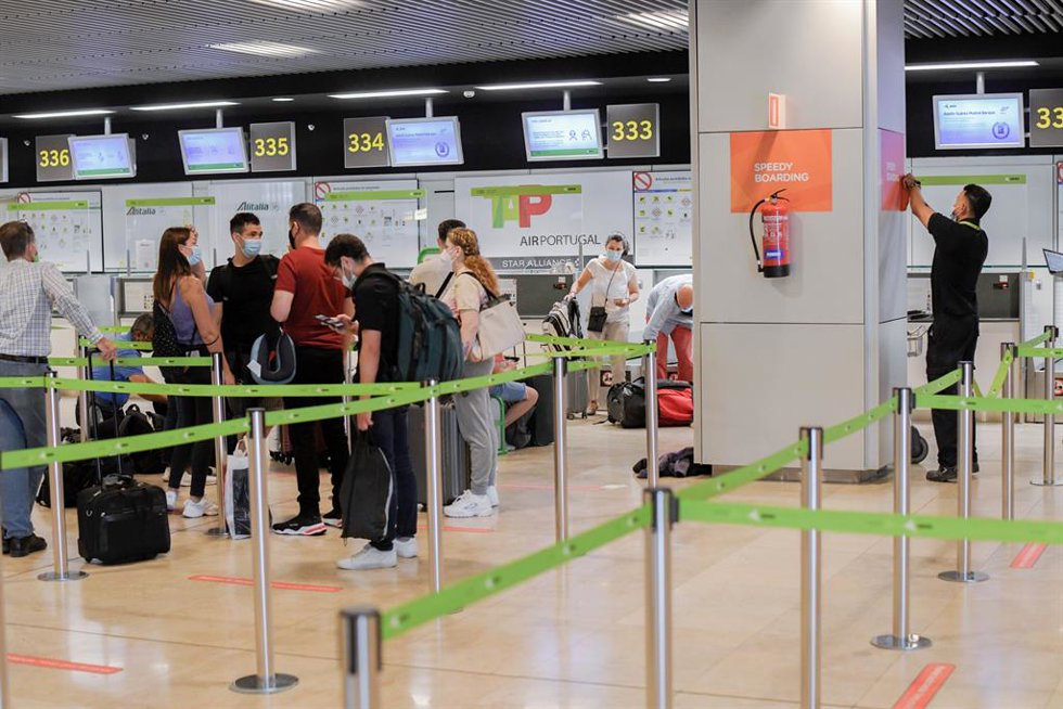 Archivo - Pasajeros hacen cola en la terminal T1 del Aeropuerto Adolfo Suárez Madrid-Barajas, en Madrid (España). 