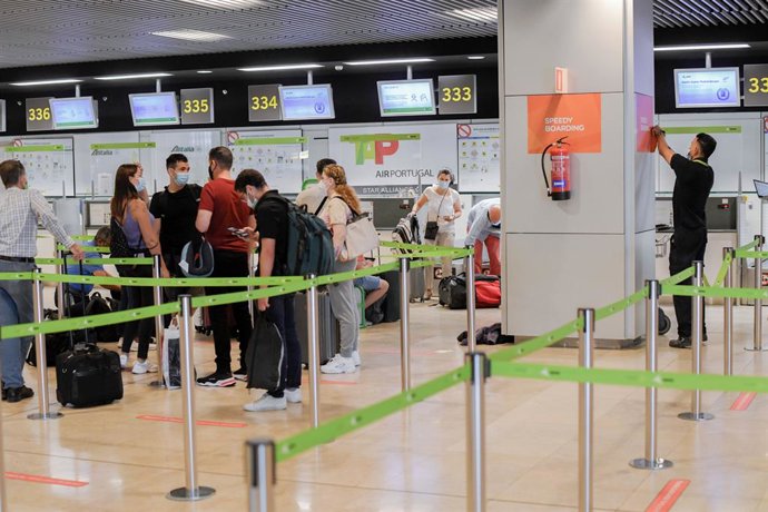 Archivo - Pasajeros hacen cola en la terminal T1 del Aeropuerto Adolfo Suárez Madrid-Barajas, el primer día de la primera 'Operación Salida' del verano 2021, a 2 de julio de 2021, en Madrid (España). La primera 'Operación Salida' del verano 2021 arranca