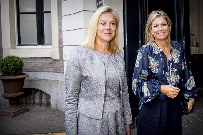 La ya exministra de Exteriores Sigrid Kaag (i) y la reina Máxima de Holanda en una foto de archivo.