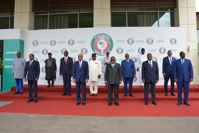 Foto de los asistentes a la cumbre extraordinaria de la CEDEAO