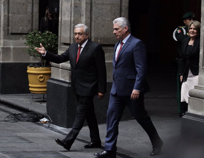 Archivo - 17 October 2019, Mexico, Mexico City: Mexican President Andres Manuel Lopez Obrador (L) receives Cuban President Miguel Diaz-Canel prior to their meeting at the National Palace. Photo: Guillermo Granados/NOTIMEX/dpa