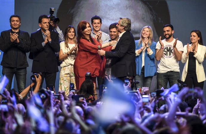 Archivo - 27 October 2019, Argentina, Buenos Aires: Argentinian Presidential candidate Alberto Fernandez (center R) and his running mate, former President Cristina Fernandez de Kirchner (center L), embrace each other during a ceremony at the Peronist Ju