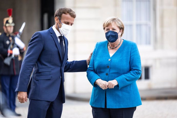 16 September 2021, France, Paris: French President Emmanuel Macron (L) receives German Chancellor Angela Merkel prior to their meeting at the Elysee Palace. Photo: Sadak Souici/Le Pictorium Agency via ZUMA/dpa