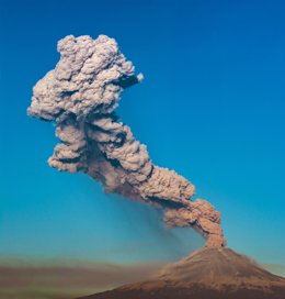 Archivo - Columna de humo y cenizas emitida en 2019 por el volcán Popocatépetl, situado en México