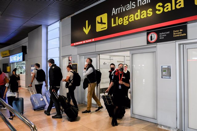 Archivo - Varios pasajeros llegan a la terminal T1 del Aeropuerto Adolfo Suárez Madrid-Barajas
