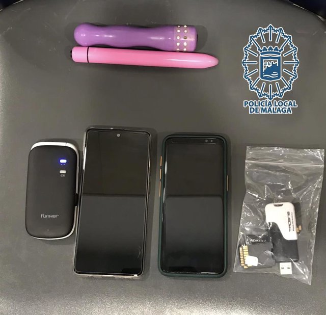 Efectos intervenidos a un hombre con pornografía infantil en uno de los terminales móviles