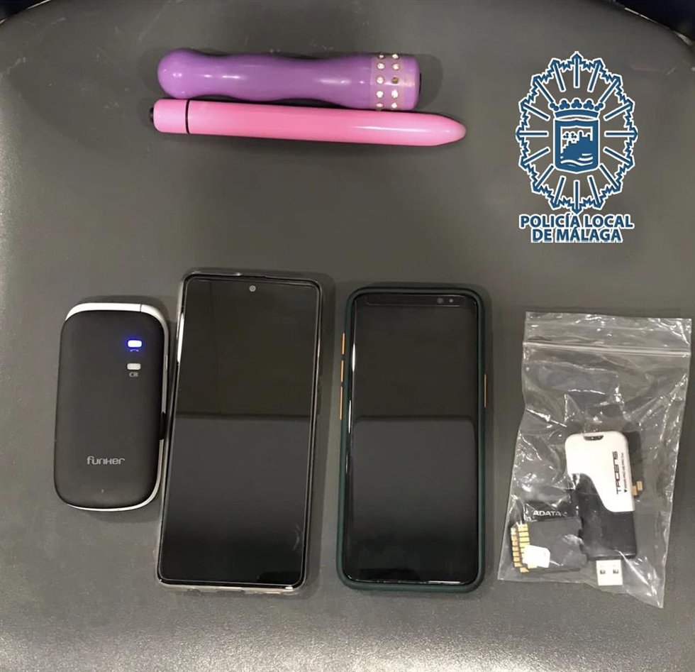 Efectos intervenidos a un hombre con pornografía infantil en uno de los terminales móviles