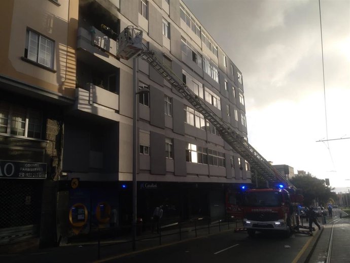 Los bomberos intervienen en la extinción del incendio