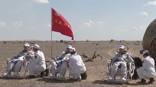 Los tres taikonautas son atendidos tras salir de la cápsula que les devolvió a la Tierra