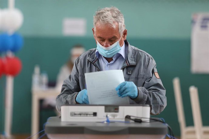 Archivo - 01 July 2020, Russia, Tambov: A man casts his ballot at a polling station during a nationwide vote on amendments of the Russian Constitution.  The referendum seeks changes to the constitution that could enable Putin to run for re-election twic