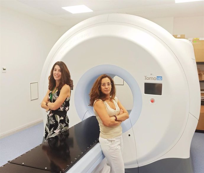 Las doctoras Raquel Correa Generoso y María Jesús García Anaya, oncólogas radioterápicas de sarcomas del Hospital Clínico Universitario Virgen de la Victoria (Málaga).