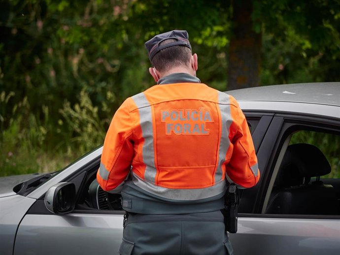 Archivo - La Policía Foral de Navarra identifica a una persona durante un control de narcotest realizado en Pamplona, Navarra, España, a 8 de mayo de 2020.