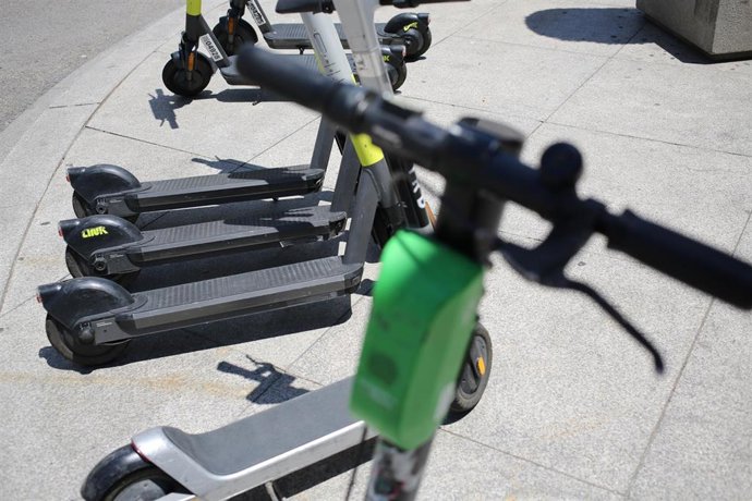 Archivo - Varios patinetes